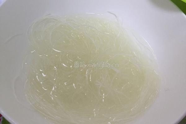 蒜蓉粉丝蒸鲍鱼的做法图解1