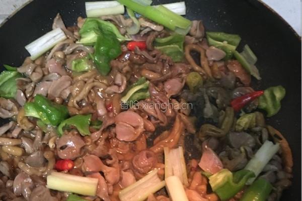 泡椒炒鸡杂的做法图解6