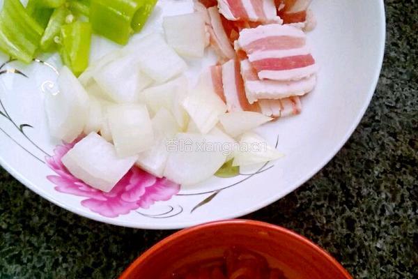 五花肉炒辣白菜的做法图解1