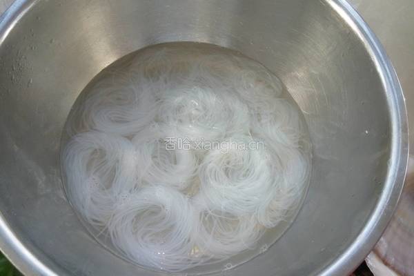 蒜茸粉丝扇贝的做法图解2
