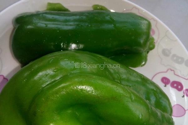 肉片炒青椒的做法图解1