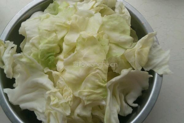 卷心菜炒粉的做法图解2