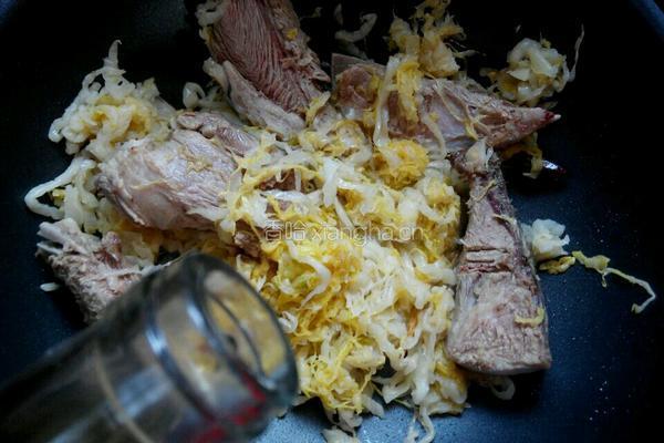 东北酸菜炖排骨的做法图解8