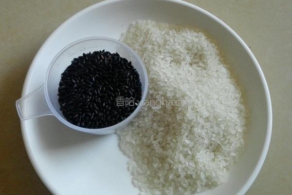 黑米饭的做法图解1