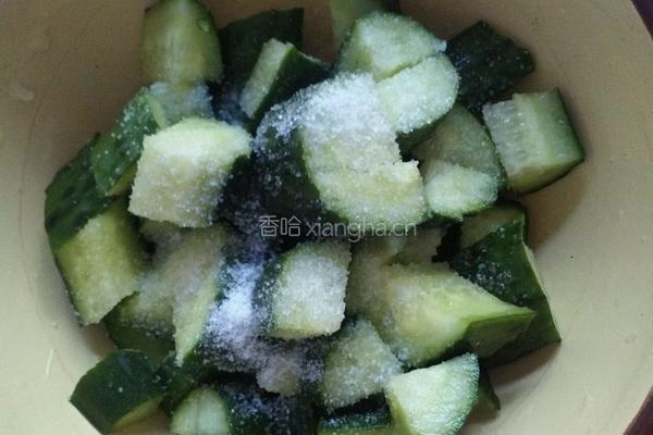 麻辣腌黄瓜的做法图解2