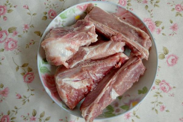 东北酸菜炖排骨的做法图解2