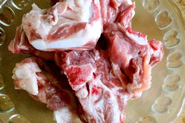 排骨焖土豆的做法图解1
