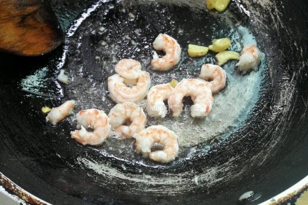 豌豆炒虾仁的做法图解5