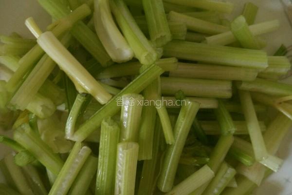 芹菜炒鸡胗的做法图解3
