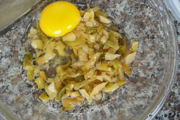 鸡蛋榨菜饼的做法图解2