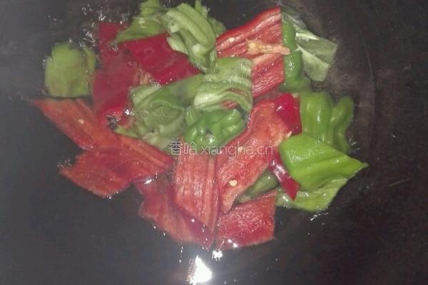 彩椒炒豆腐皮结的做法图解5