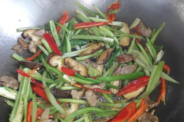 香菇芹菜炒肉的做法图解5