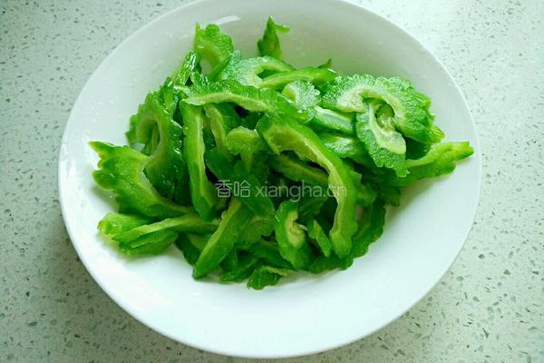 泡椒青椒炒苦瓜的做法图解4