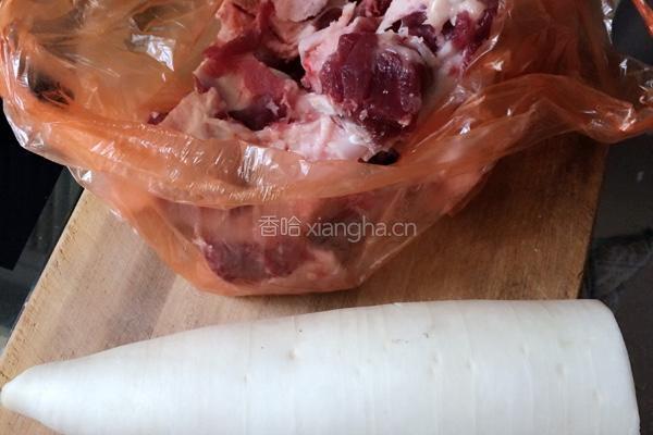 猪骨头萝卜汤的做法图解1