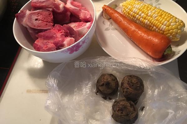 玉米红萝卜马蹄龙骨汤的做法图解1