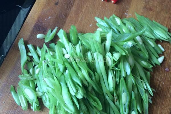 扁豆丝炒肉的做法图解3