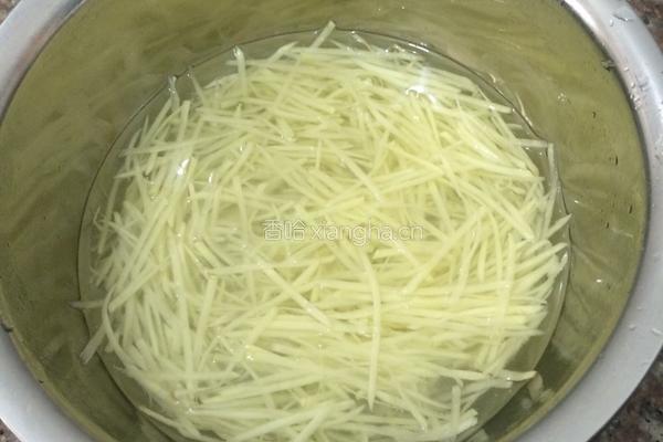 炝拌酸辣土豆丝的做法图解1