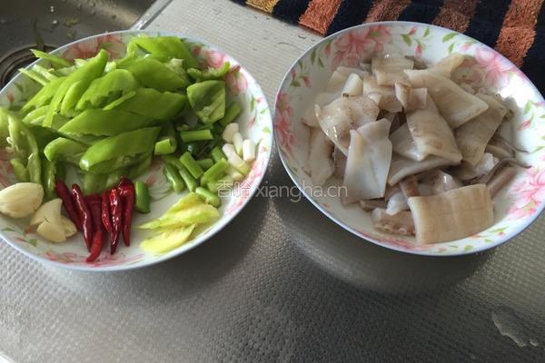 爆炒鲜鱿的做法图解1