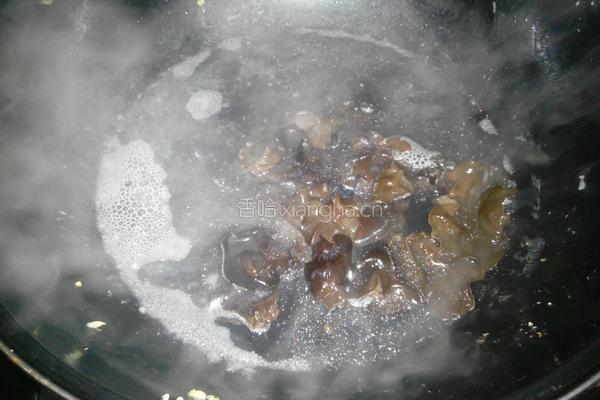 凉拌洋葱黑木耳的做法图解2