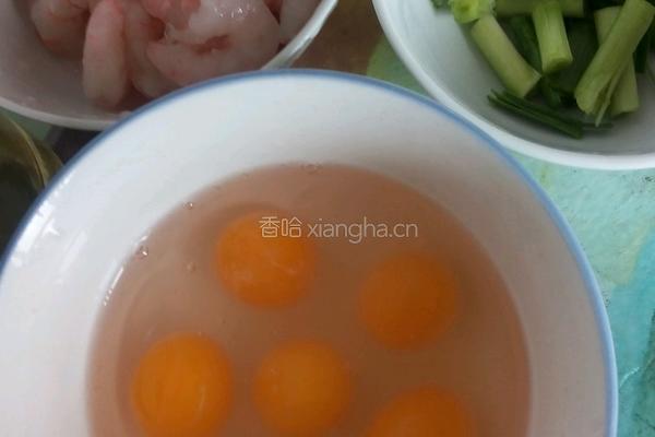 鲜虾仁炒蛋的做法图解1