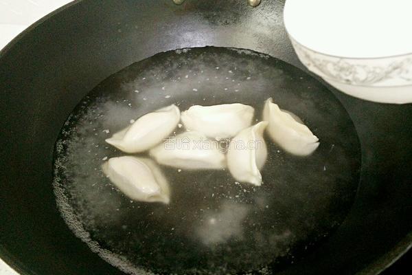 煮速冻饺子的做法图解3