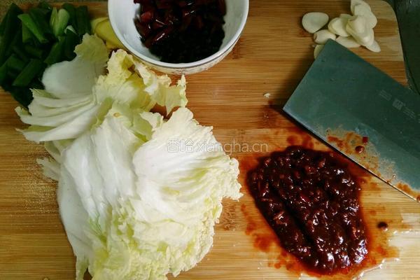 水煮白菜肉片的做法图解1