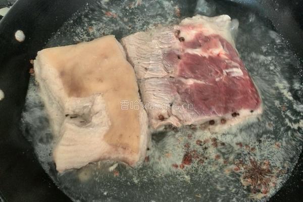 红烧肉加鸡蛋的做法图解1