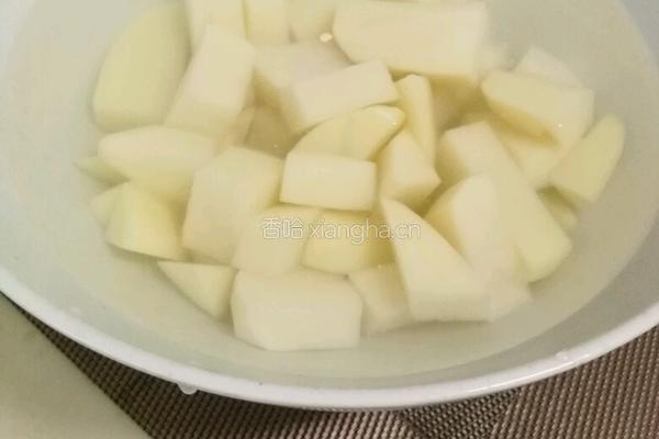 炖土豆块的做法图解2