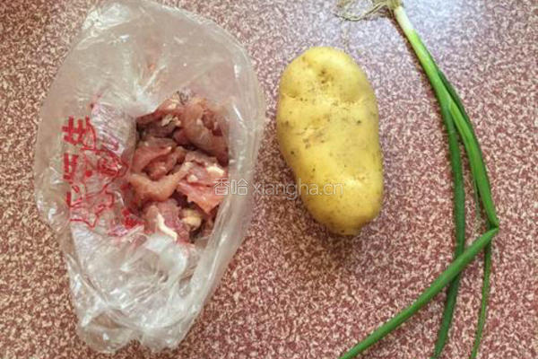 土豆片炒肉的做法图解1
