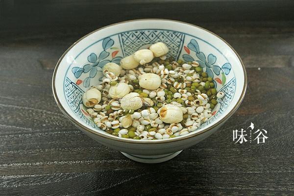 绿豆薏米粥的做法图解2