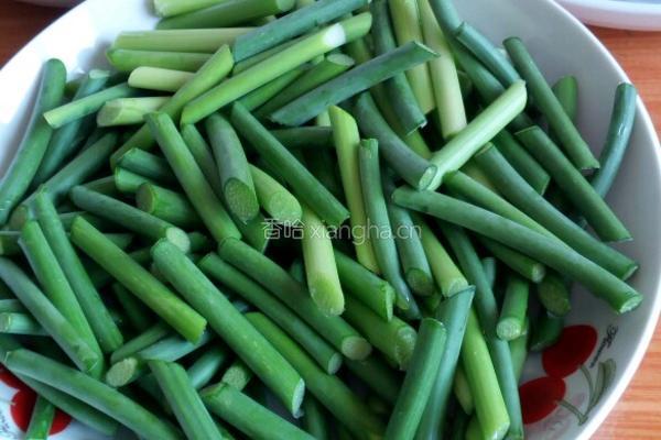 蒜苔回锅肉的做法图解1