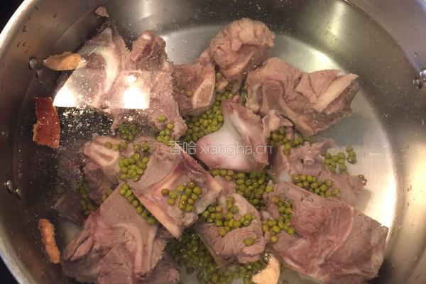 莲藕牛骨绿豆老火靓汤的做法图解4