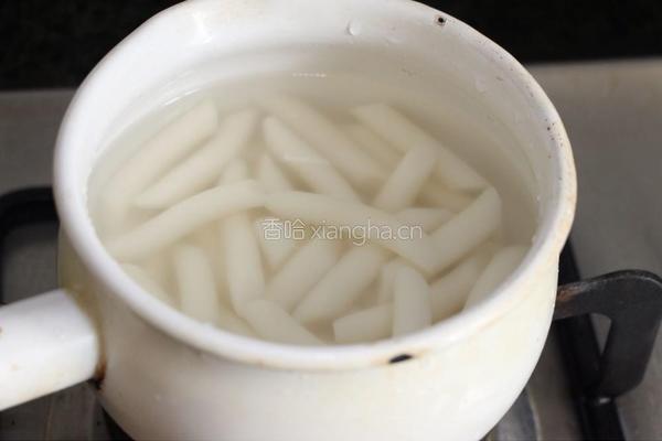 泡菜炒年糕的做法图解1
