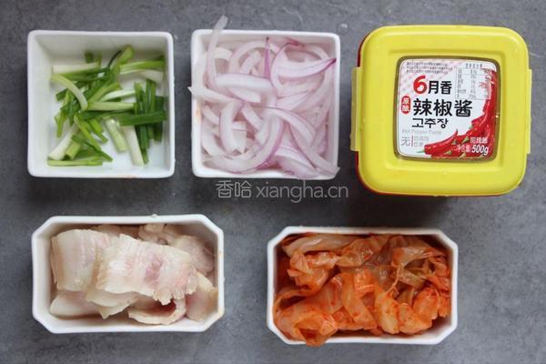 泡菜炒年糕的做法图解3