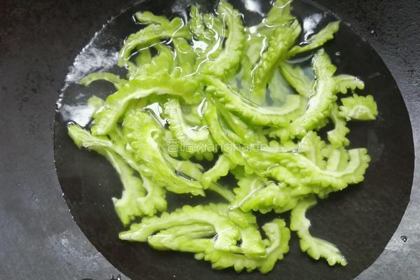 苦瓜拌鸡蛋的做法图解3