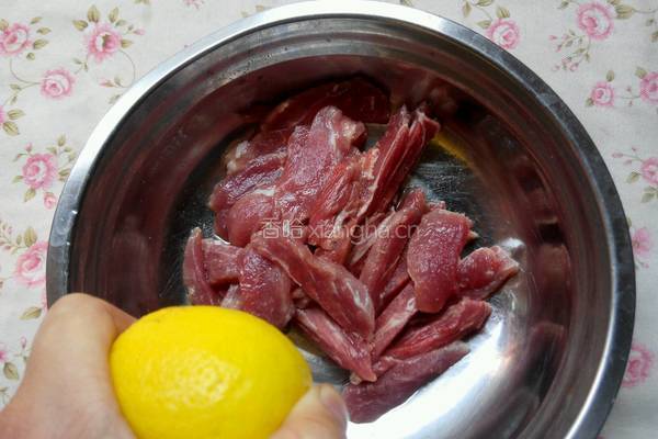 炸酥肉的做法图解1