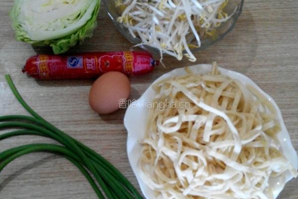 圆白菜炒饼的做法图解1