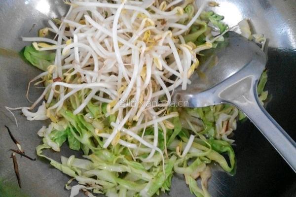 圆白菜炒饼的做法图解7