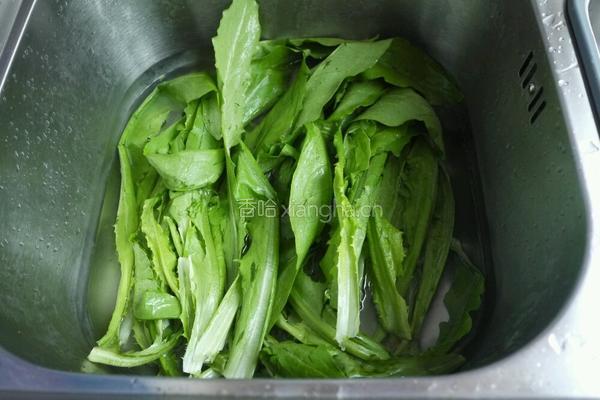 豆豉鲮鱼拌油麦菜的做法图解1
