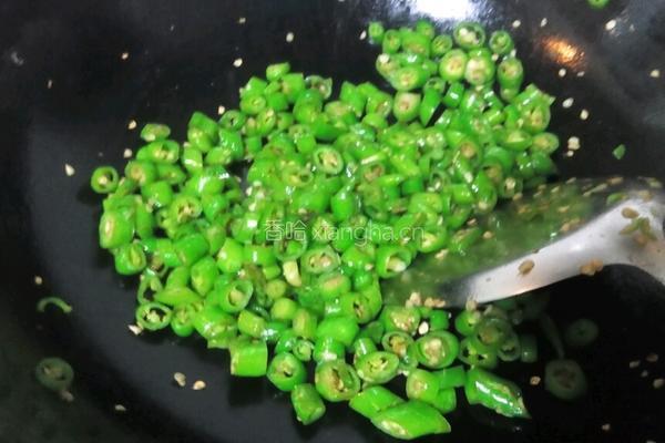 毛豆炒肉的做法图解5