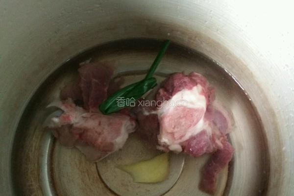 电饭煲骨汤土豆焖饭的做法图解1