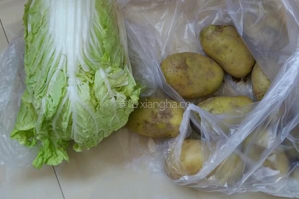 白菜炖土豆的做法图解1