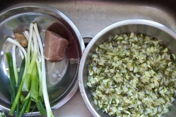 槐花猪肉水饺的做法图解2