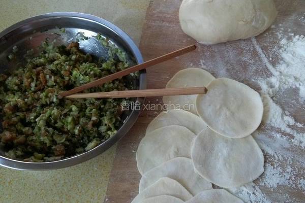 槐花猪肉水饺的做法图解6