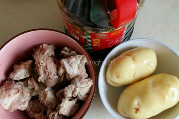 土豆烧排骨的做法图解1