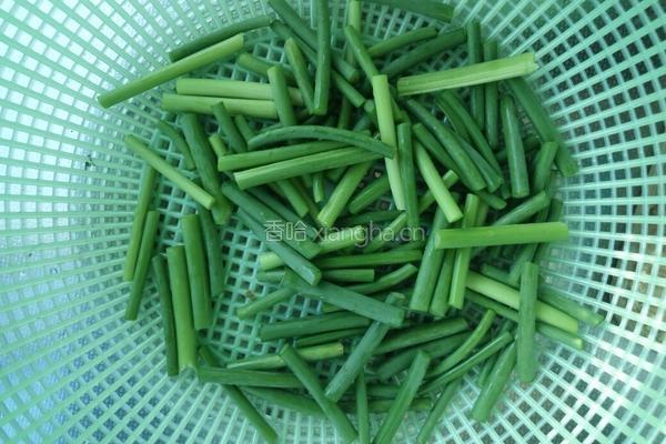 青蚕豆炒蒜苗的做法图解2