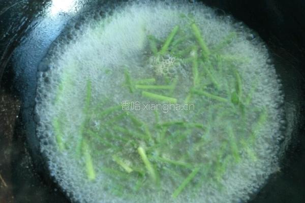 青蚕豆炒蒜苗的做法图解3