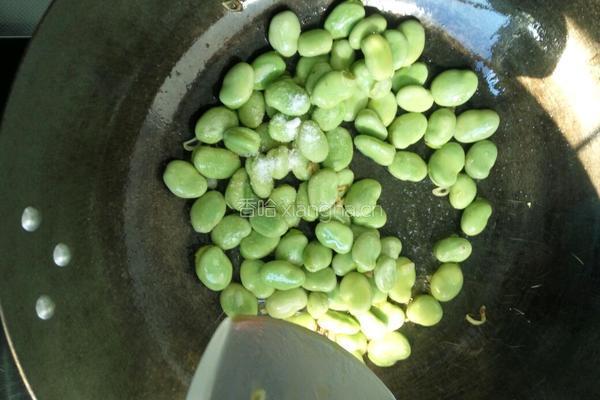 青蚕豆炒蒜苗的做法图解6