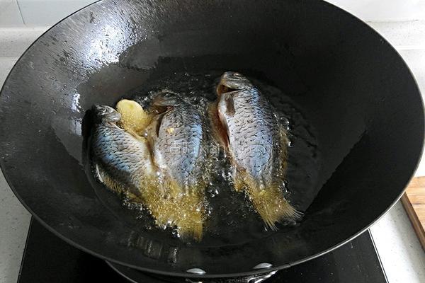 金针菇煮鲫鱼的做法图解3