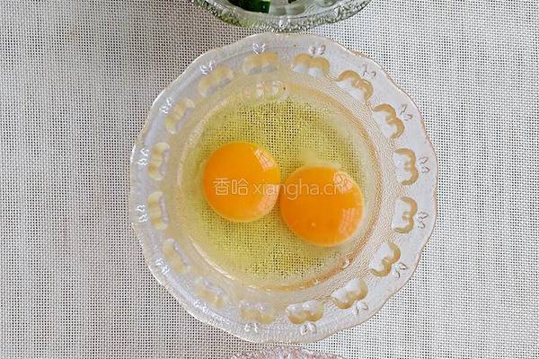 黄瓜火腿炒鸡蛋的做法图解2